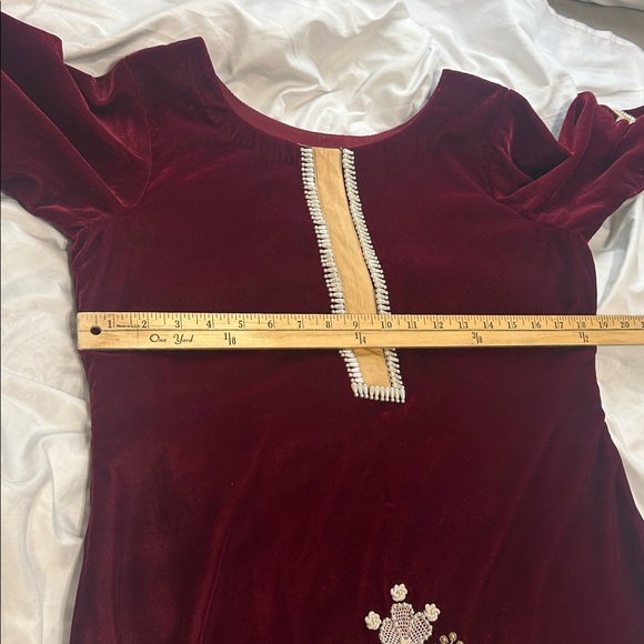 Velvet shalwar kameez maroon with palazzo and Duppatta. Gold white Pearl. Size S - Picture 9 of 17